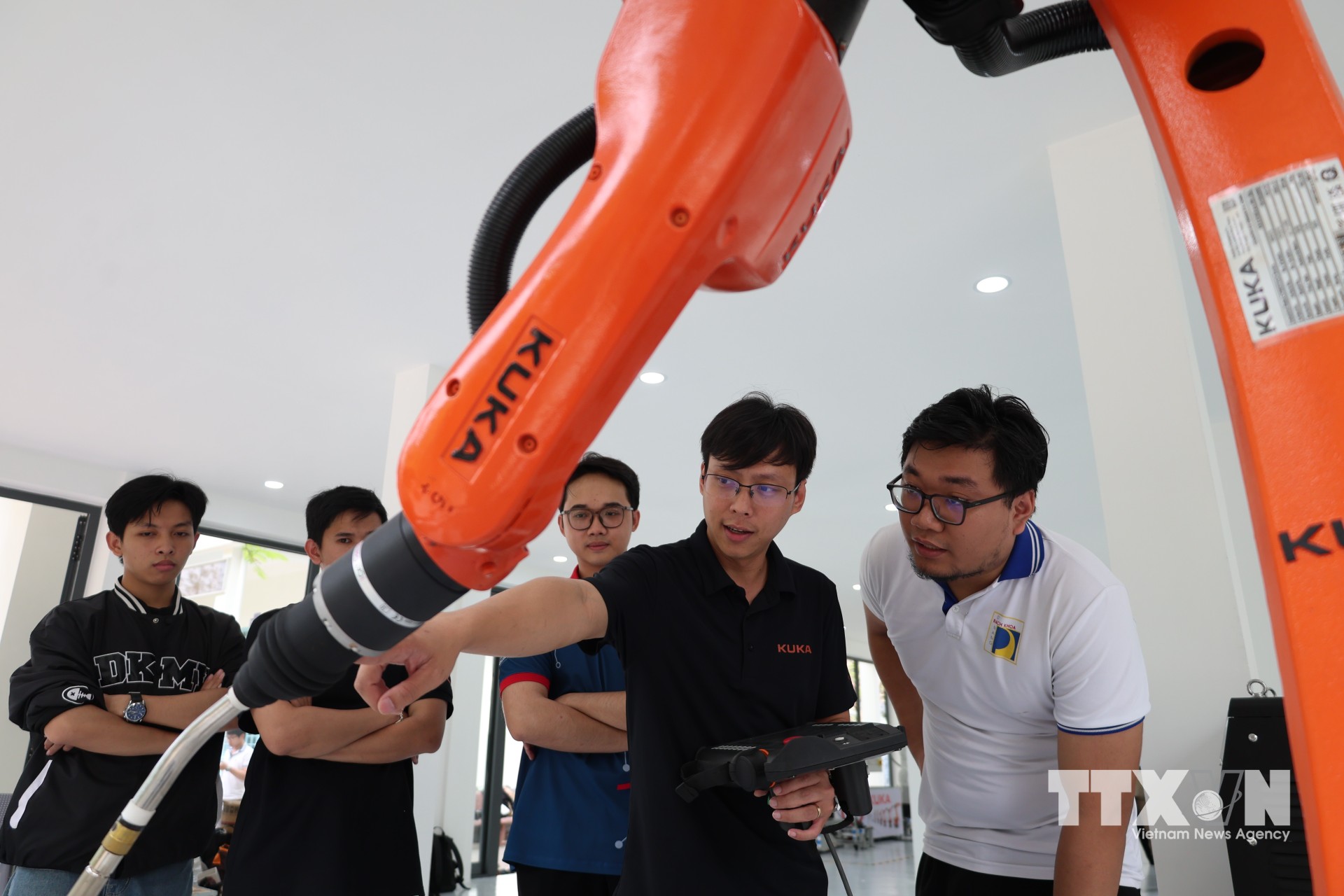 Môi trường đào tạo thực hành hiện đại, gắn kết chặt chẽ giữa nhà trường và doanh nghiệp, góp phần đào tạo nguồn nhân lực kỹ thuật chất lượng cao phục vụ ngành công nghiệp công nghệ cao. Ảnh: Khoa Chương - TTXVN